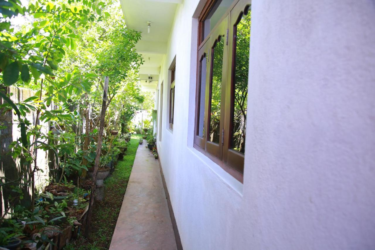Weerakoon Garden Guest Hotell Hikkaduwa Exteriör bild